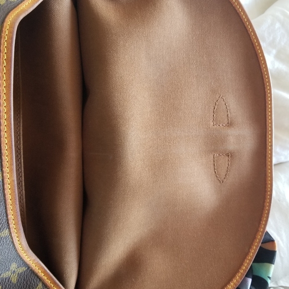 Louis Vuitton Saumur 30 crossbody bag - Picture 4 of 8